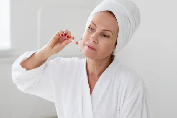 Con el paso de los años, nuestra piel pierde firmeza y elasticidad, afectando su aspecto natural y joven. Saber cómo activar la producción de colágeno es fundamental para mantener una...